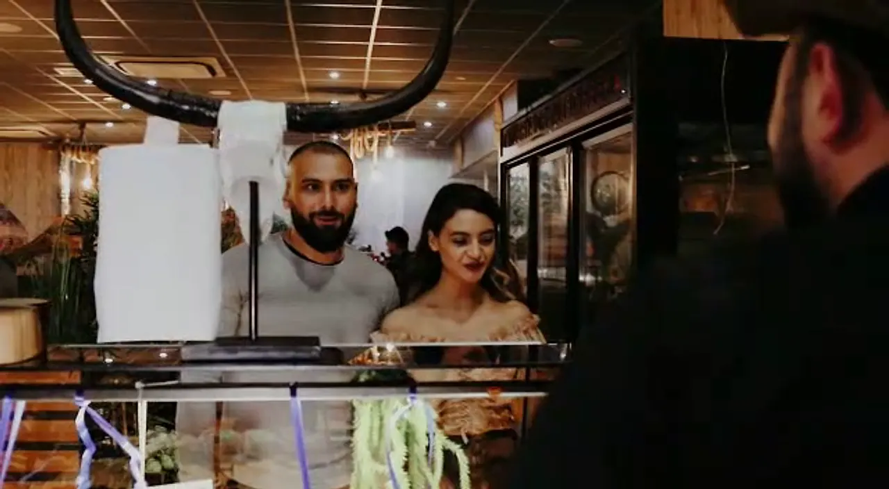 Florya Steak House'un içinde tezgâhta iki kişi