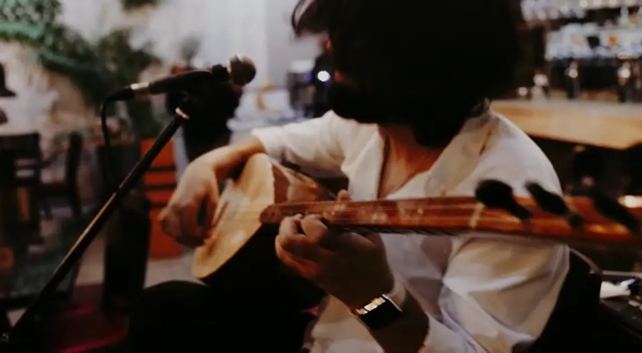 Florya'da canlı müzik sırasında bağlama çalan bir müzisyen
