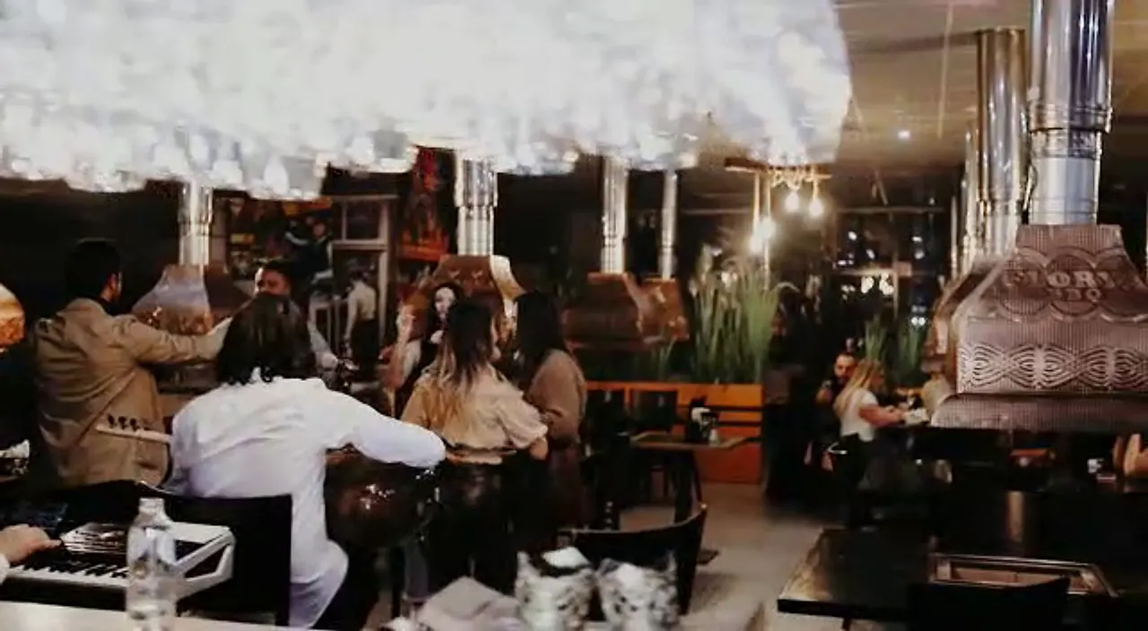 Akşam saatlerinde Florya'nın salonu